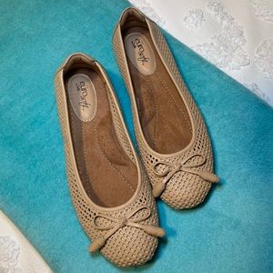EuroSoft by Sofft New without tags/ box Women’s Ballet Style Flats Taupe w/ Bow!